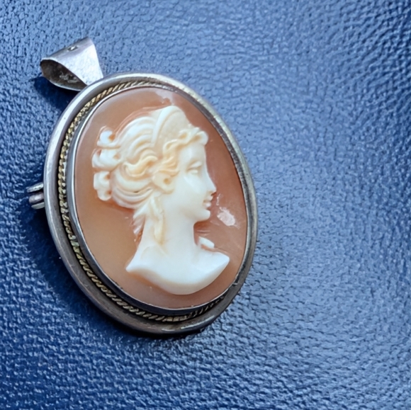 Jewelry - She'll Cameo Pendant/Pin